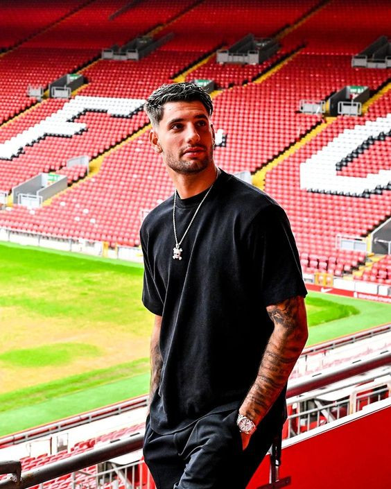 Gu thời trang năng động, trẻ trung của thủ quân tuyển Hungary.