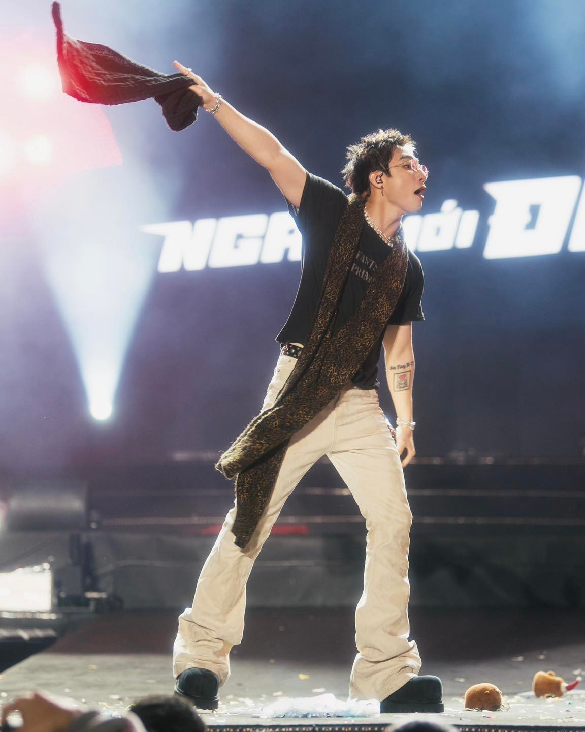 Sơn Tùng hẹn fan đi dạo bằng xích lô ở Hồ Gươm. Sơn Tùng hẹn fan đi dạo bằng xích lô ở Hồ Gươm.