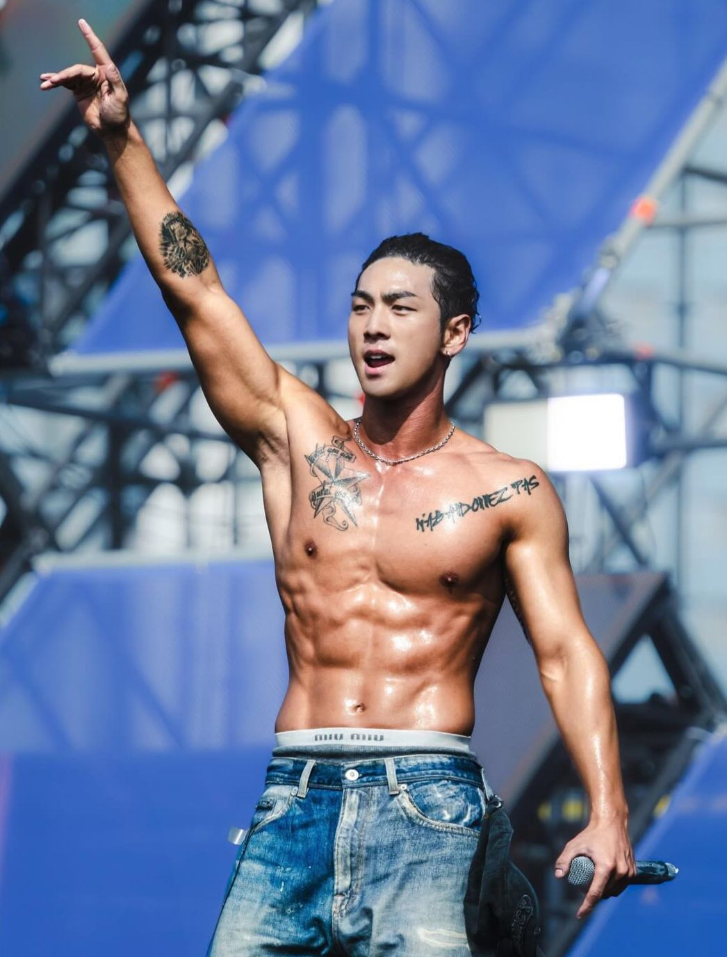 Baekho (cựu thành viên Nu&apos;est) trong lễ hội Waterbomb tại Hàn Quốc.