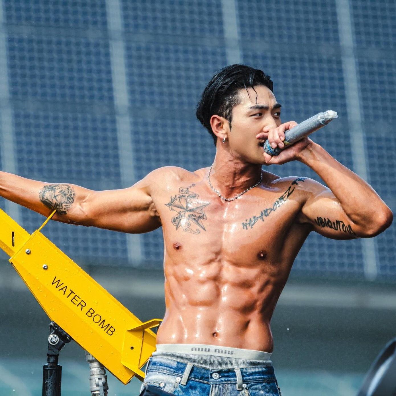 Baekho (cựu thành viên Nu&apos;est) trong lễ hội Waterbomb tại Hàn Quốc.