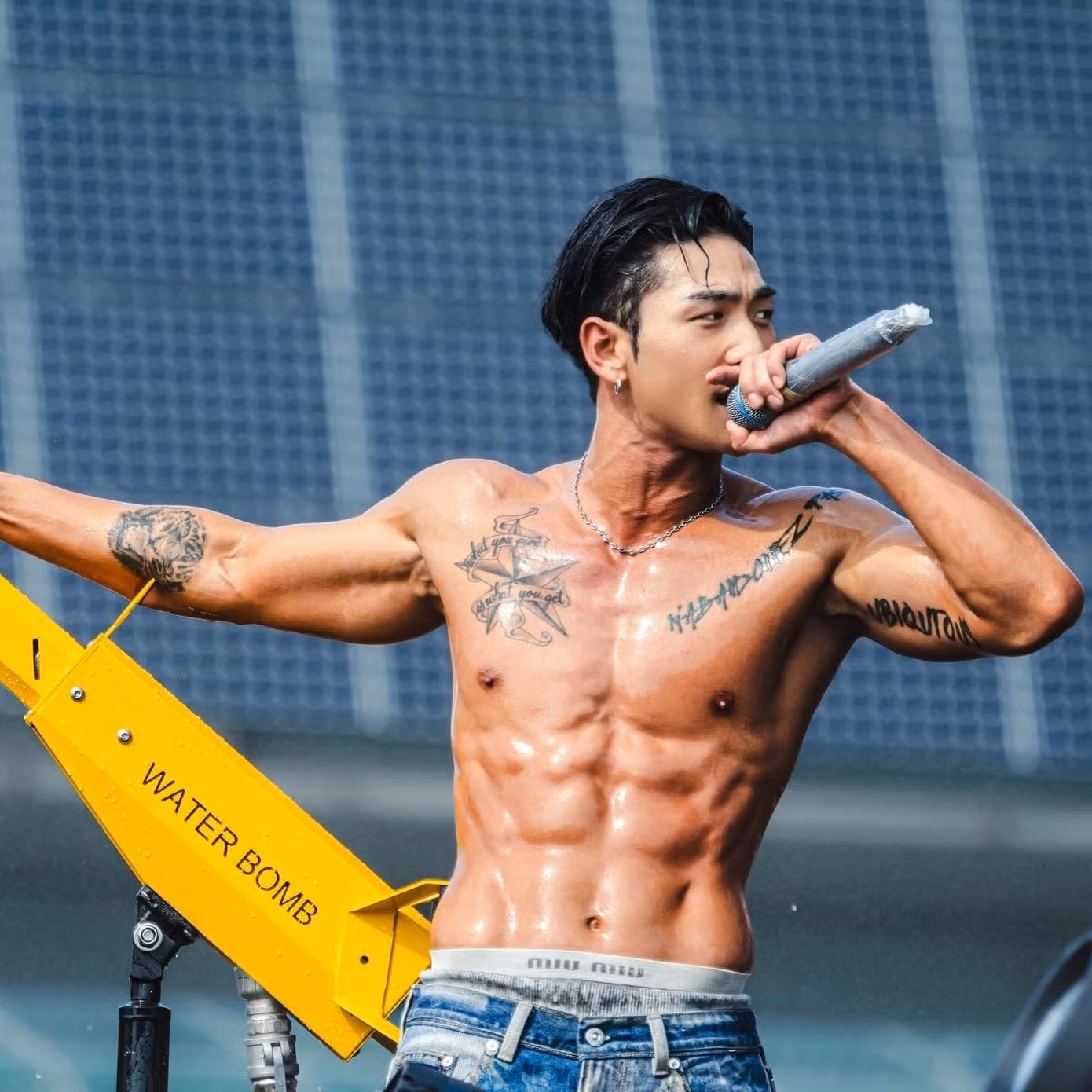 Baekho (cựu thành viên Nu'est) trong lễ hội Waterbomb tại Hàn Quốc. Baekho (cựu thành viên Nu'est) trong lễ hội Waterbomb tại Hàn Quốc.