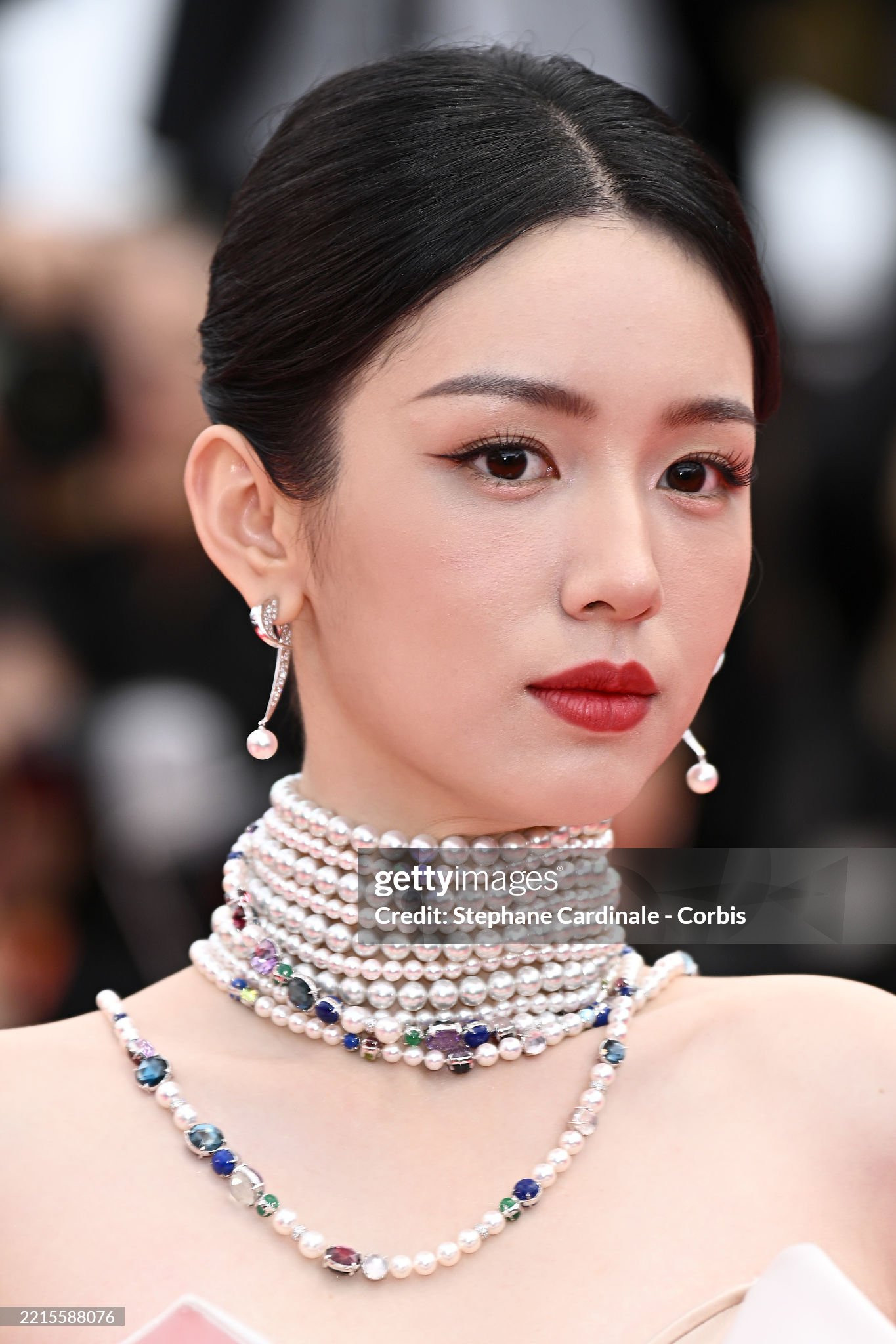 Màn xuất hiện gây sốt của Châu Dã tại Cannes. Châu Dã, 26 tuổi, là một trong những gương mặt trẻ góp mặt tại Cannes năm nay. Dù lần đầu dự Cannes, Châu Dã được đầu tư khá kỹ: diện đầm haute couture và trang sức cao cấp. Thiết kế váy dáng rộng cùng chuỗi ngọc trai tầng giúp thu hút sự chú ý. Tạo hình của nữ diễn viên được nhận xét nổi bật, sang trọng.