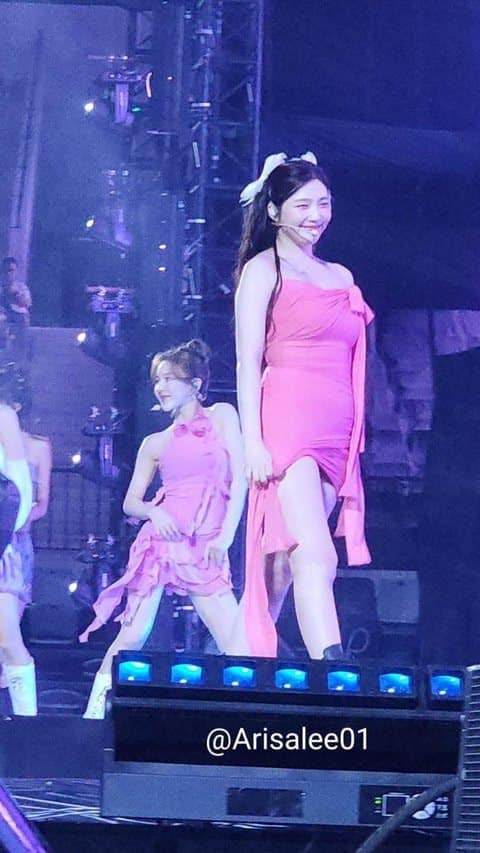 Joy (Red Velvet) khiến cộng đồng fan tranh luận vì tăng cân và mặc váy quá ngắn. Trong buổi biểu diễn ở Indonesia, nữ ca sĩ không thoải mái khi di chuyển và biểu diễn. Cô liên tục dùng tay giữ váy để tránh tình huống hớ hênh. Trong vài khoảnh khắc, chiếc váy phản chủ khiến nữ ca sĩ lộ nội y. Ảnh: Twitter. Joy (Red Velvet) khiến cộng đồng fan tranh luận vì tăng cân và mặc váy quá ngắn. Trong buổi biểu diễn ở Indonesia, nữ ca sĩ không thoải mái khi di chuyển và biểu diễn. Cô liên tục dùng tay giữ váy để tránh tình huống hớ hênh. Trong vài khoảnh khắc, chiếc váy phản chủ khiến nữ ca sĩ lộ nội y. Ảnh: Twitter.