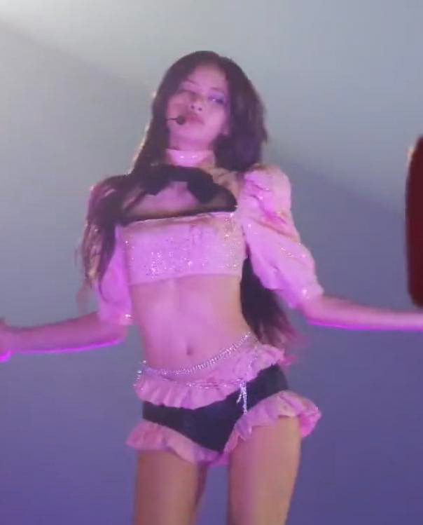 Đồ diễn của Lisa (BlackPink) tiếp tục nhận chỉ trích phản cảm. Ảnh: FB. Đồ diễn của Lisa (BlackPink) tiếp tục nhận chỉ trích phản cảm. Ảnh: FB.