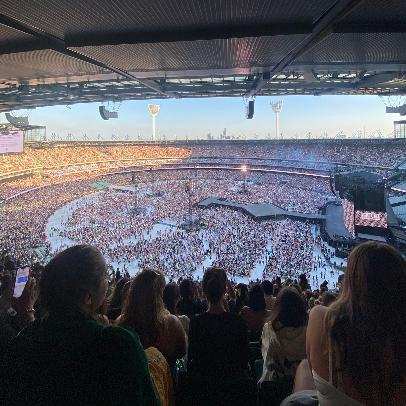 96.000 người đến đêm diễn của Taylor Swift ở Melbourne Cricket Ground. Ảnh: The Eras Tour. 96.000 người đến đêm diễn của Taylor Swift ở Melbourne Cricket Ground. Ảnh: The Eras Tour.