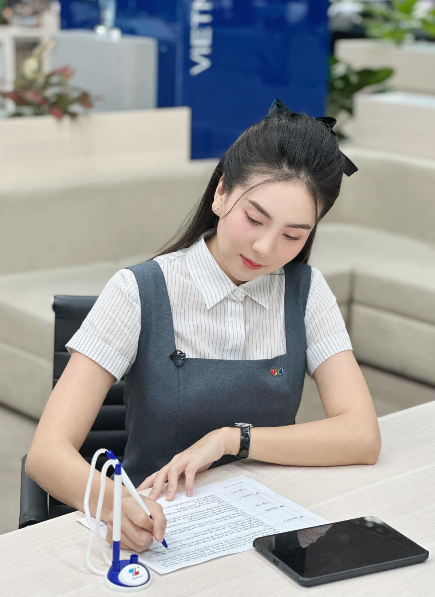 Hot girl Hà thành đời đầu cho hay mỗi người đều có những sở thích riêng. Khi đi làm và có khoản thu nhất định, họ có quyền tự bỏ tiền mua những gì mình yêu thích và phù hợp hoàn cảnh. Cô nói bản thân là người thân thiện, xuất hiện đúng hoàn cảnh.