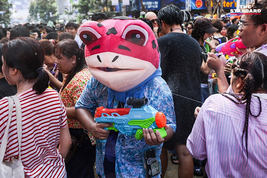 Vì sự an toàn người dân và du khách trong mùa lễ hội, chính phủ Thái Lan đã phát động những hoạt động lành mạnh, đặc biệt yêu cầu không uống rượu, không sử dụng vòi rồng áp suất cao, không quấy rối, không dùng bột và tiết kiệm nước.