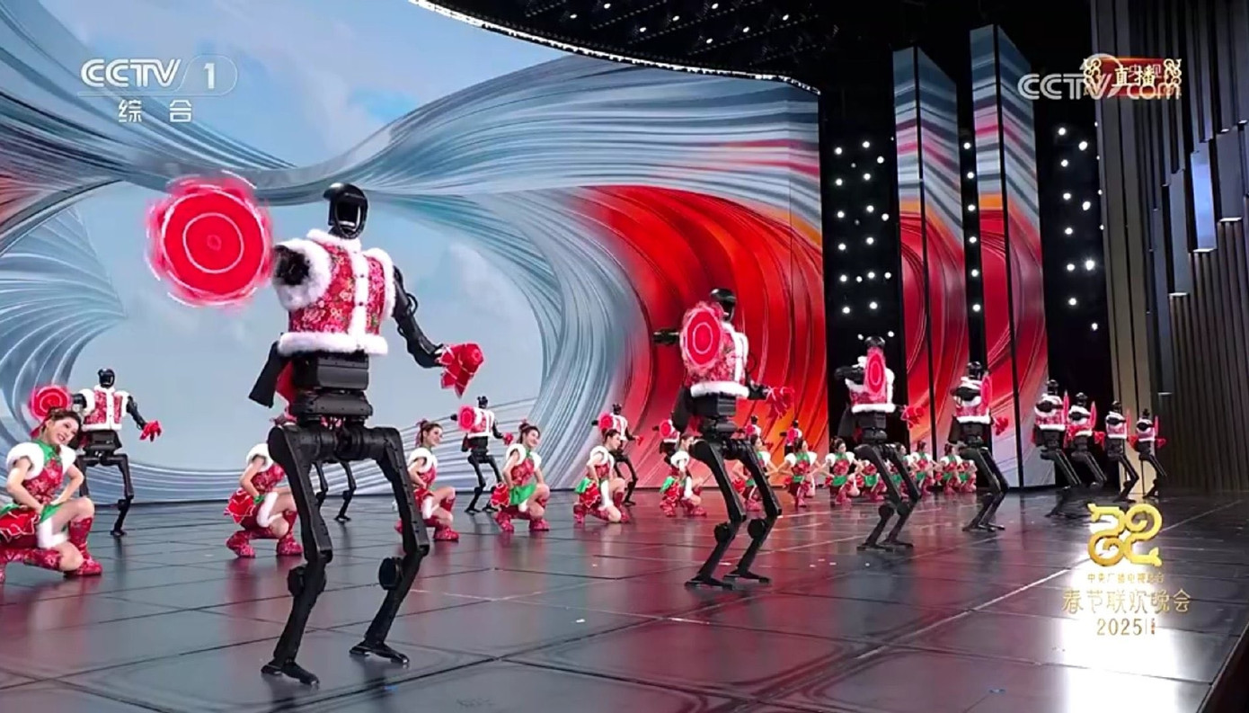 16 robot hình người diễn Xuân Vãn cùng các vũ công. 16 robot hình người diễn Xuân Vãn cùng các vũ công.