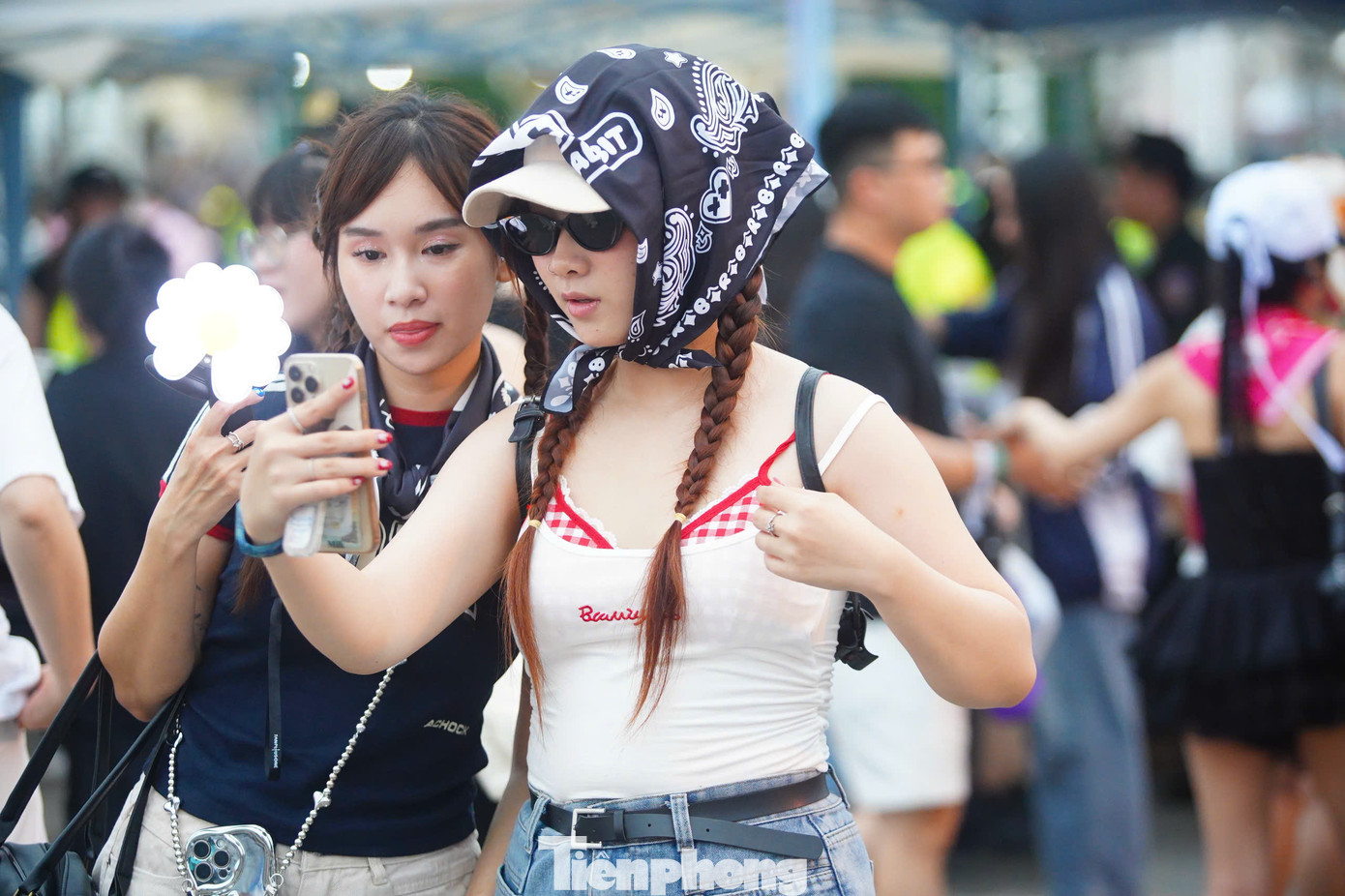 Từ 15h chiều 21/6, rất đông fan Kpop đã có mặt trước sân vận động quốc gia Mỹ Đình, địa điểm tổ chức Kpop K-Star Spark in Vietnam 2025 - Presented by VPBank. Phần đông khán giả đến đây là fan của G-Dragon.