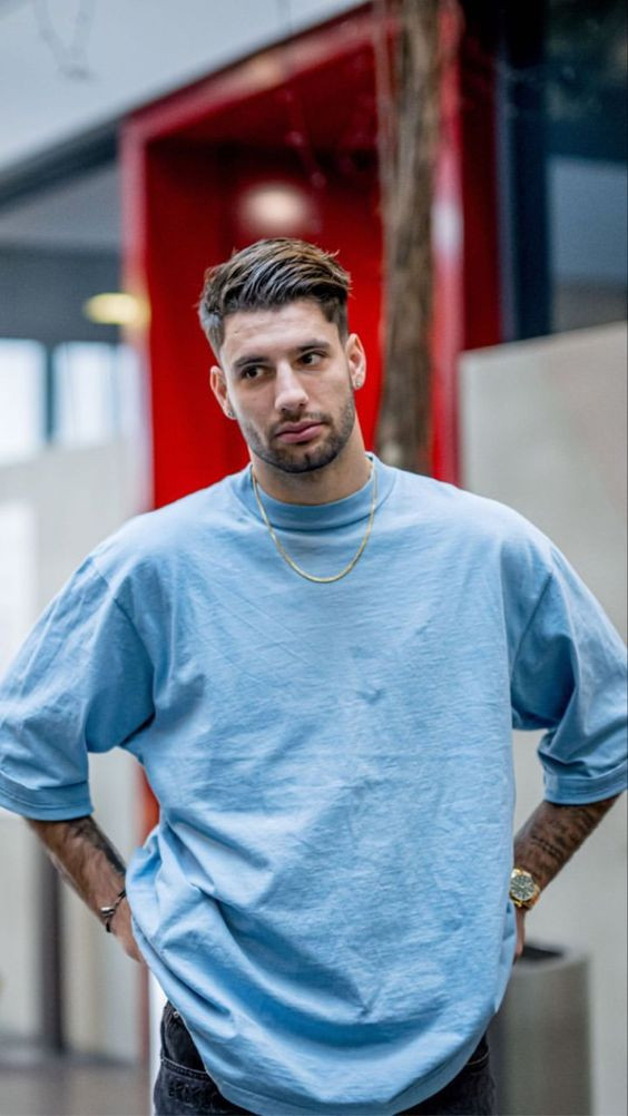 Gu thời trang năng động, trẻ trung của thủ quân tuyển Hungary.