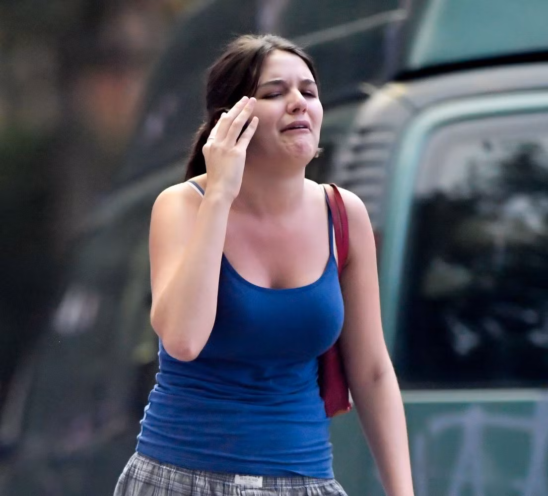 Suri Cruise khóc nức nở trên đường phố New York. Ảnh: Profimedia.