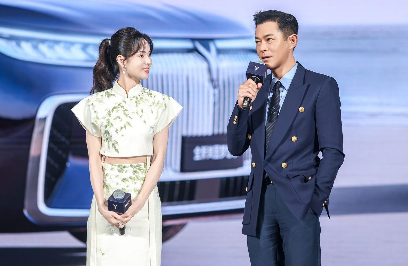 Tái ngộ Cổ Thiên Lạc, Lý Nhược Đồng gọi tài tử 53 tuổi là Quá Nhi. Ảnh: Weibo. Tái ngộ Cổ Thiên Lạc, Lý Nhược Đồng gọi tài tử 53 tuổi là Quá Nhi. Ảnh: Weibo.