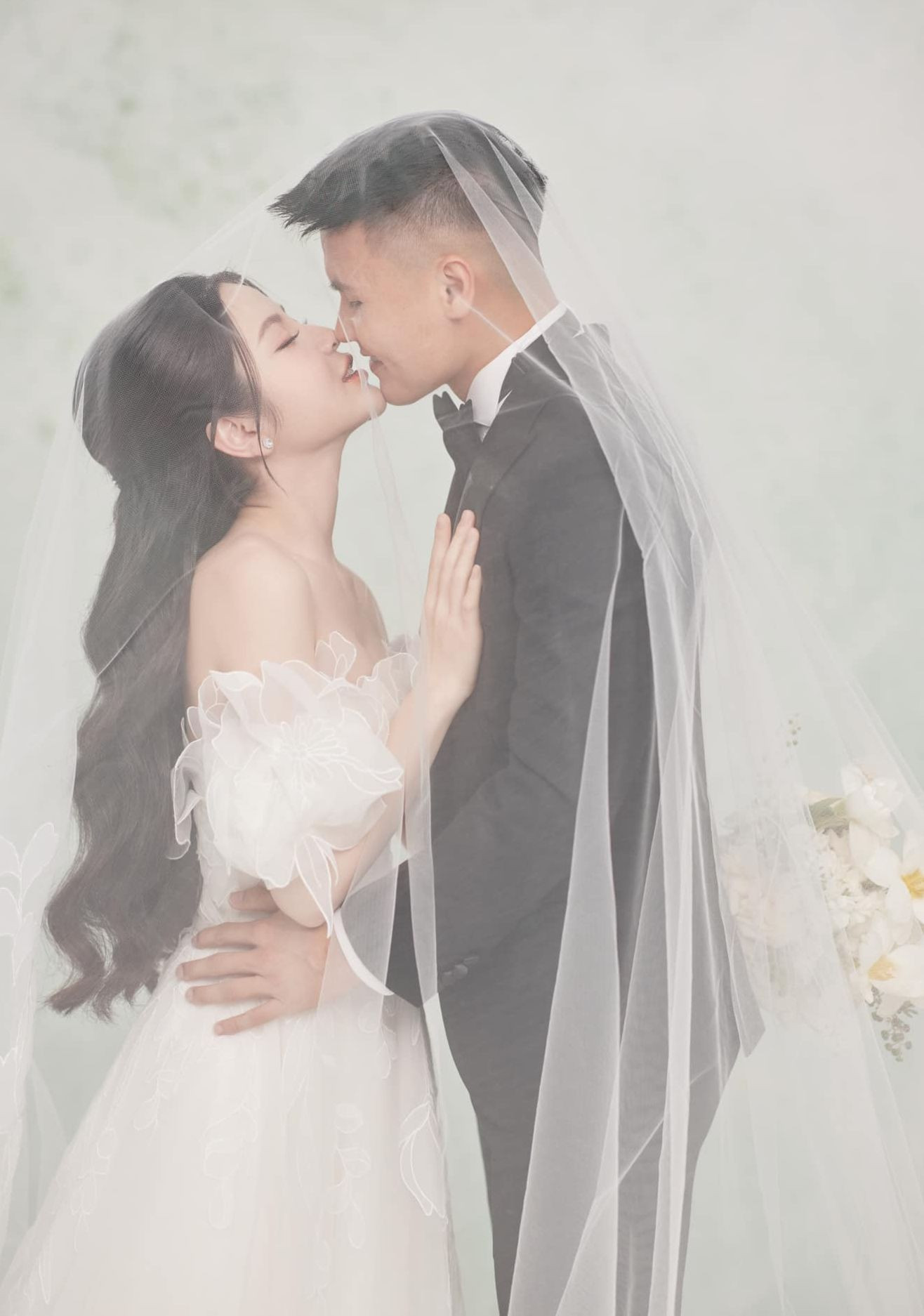 Phông nền chủ đạo của rạp cưới là màu trắng và xanh dương, màu sắc tượng trưng cho năm sinh mệnh Thuỷ của Quang Hải. Mô hình có hai chữ “H” lồng ghép vào nhau tượng trưng cho chữ cái đầu trong tên của cô dâu chú rể. Dự kiến ngày trọng đại của Quang Hải – Chu Thanh Huyền đón hơn 1.200 khách, được trang trí bằng 100% hoa tươi. Ảnh: Linh Le Chi.