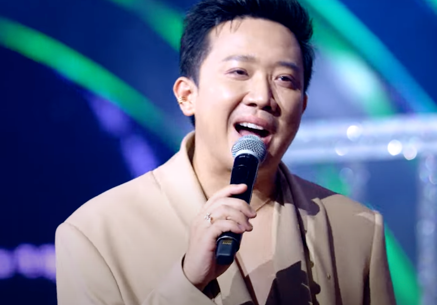 Trấn Thành (bìa trái) và Thu Minh hứng chịu "gạch đá" vì dùng từ "táp", "toang hoác" khi nhận xét miệng Phạm Anh Duy (giữa). Trấn Thành (bìa trái) và Thu Minh hứng chịu "gạch đá" vì dùng từ "táp", "toang hoác" khi nhận xét miệng Phạm Anh Duy (giữa).