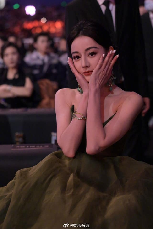 Vướng lịch trình ghi hình Bách hoa nghênh xuân, Địch Lệ Nhiệt Ba không kịp thời gian đi thảm đỏ. Phòng làm việc của nữ diễn viên cũng chưa công bố tạo hình. Dù vậy, mỹ nhân Tân Cương vẫn xuất hiện ở buổi lễ chính. Ngôi sao sinh năm 1992 diện Haute Couture đến từ BST thu đông 2011 của thương hiệu Alexis Mabille. Vướng lịch trình ghi hình Bách hoa nghênh xuân, Địch Lệ Nhiệt Ba không kịp thời gian đi thảm đỏ. Phòng làm việc của nữ diễn viên cũng chưa công bố tạo hình. Dù vậy, mỹ nhân Tân Cương vẫn xuất hiện ở buổi lễ chính. Ngôi sao sinh năm 1992 diện Haute Couture đến từ BST thu đông 2011 của thương hiệu Alexis Mabille.