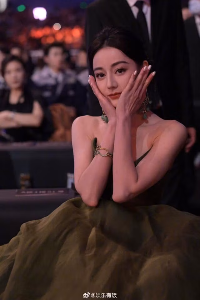 Vướng lịch trình ghi hình Bách hoa nghênh xuân, Địch Lệ Nhiệt Ba không kịp thời gian đi thảm đỏ. Phòng làm việc của nữ diễn viên cũng chưa công bố tạo hình. Dù vậy, mỹ nhân Tân Cương vẫn xuất hiện ở buổi lễ chính. Ngôi sao sinh năm 1992 diện Haute Couture đến từ BST thu đông 2011 của thương hiệu Alexis Mabille. Vướng lịch trình ghi hình Bách hoa nghênh xuân, Địch Lệ Nhiệt Ba không kịp thời gian đi thảm đỏ. Phòng làm việc của nữ diễn viên cũng chưa công bố tạo hình. Dù vậy, mỹ nhân Tân Cương vẫn xuất hiện ở buổi lễ chính. Ngôi sao sinh năm 1992 diện Haute Couture đến từ BST thu đông 2011 của thương hiệu Alexis Mabille.