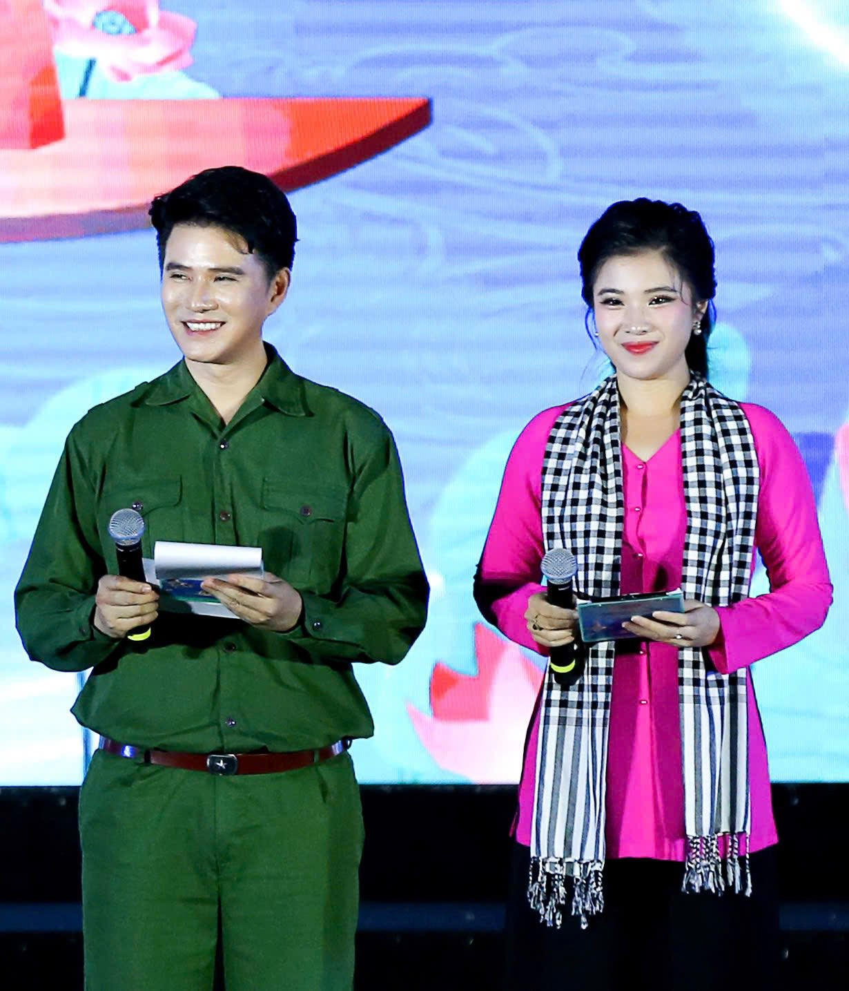 Từng chia sẻ về quan niệm nghề nghiệp, Vũ Mạnh Cường cho rằng MC là "người nghệ sĩ công chức", được thăng hoa trong nghệ thuật nhưng vẫn giữ sự chỉn chu, kỷ luật. Với anh, mỗi lần đứng trên sân khấu không chỉ đơn thuần là biểu diễn, mà còn là cách để mang đến giá trị tích cực cho công chúng. Từng chia sẻ về quan niệm nghề nghiệp, Vũ Mạnh Cường cho rằng MC là "người nghệ sĩ công chức", được thăng hoa trong nghệ thuật nhưng vẫn giữ sự chỉn chu, kỷ luật. Với anh, mỗi lần đứng trên sân khấu không chỉ đơn thuần là biểu diễn, mà còn là cách để mang đến giá trị tích cực cho công chúng.