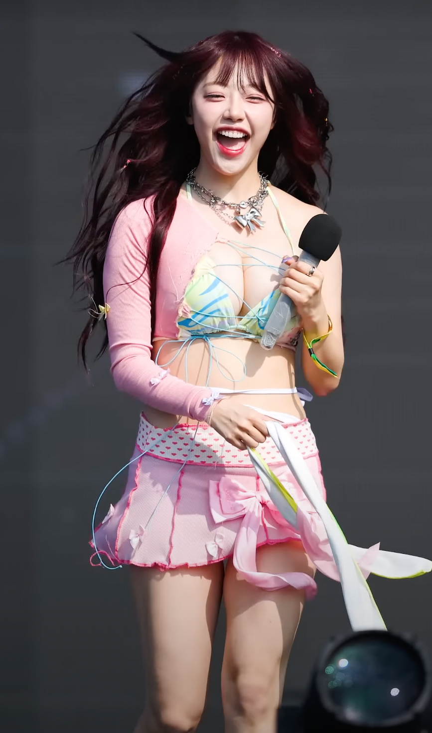 Jeewon, nữ thần tượng được mệnh danh là "Nữ thần Waterbomb 2024" đang tạo tranh luận vì diện đồ bơi. Jeewon, nữ thần tượng được mệnh danh là "Nữ thần Waterbomb 2024" đang tạo tranh luận vì diện đồ bơi.