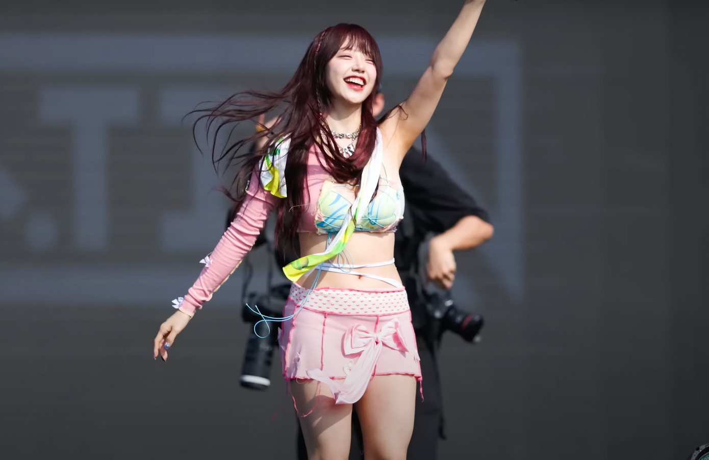 “Nụ cười của cô ấy thật tươi tắn, nhưng trang phục này hơi quá lố”, “Tôi hy vọng cô ấy thành công. Tôi cũng hy vọng công ty của Jeewon giỏi về kiện tụng, vì gần đây tình trạng quấy rối tình dục trên các trang web dành cho nam giới và trên YouTube trong các video của cô ấy thực sự nghiêm trọng”, “Jeewon đã có 7 năm trong sự nghiệp. Có rất nhiều album họ đã phát hành trong thời gian này, họ hẳn đã làm hầu hết mọi thứ nhưng chẳng ai quan tâm, chỉ khi Jeewon tham gia Waterbomb”… bình luận của khán giả để lại.