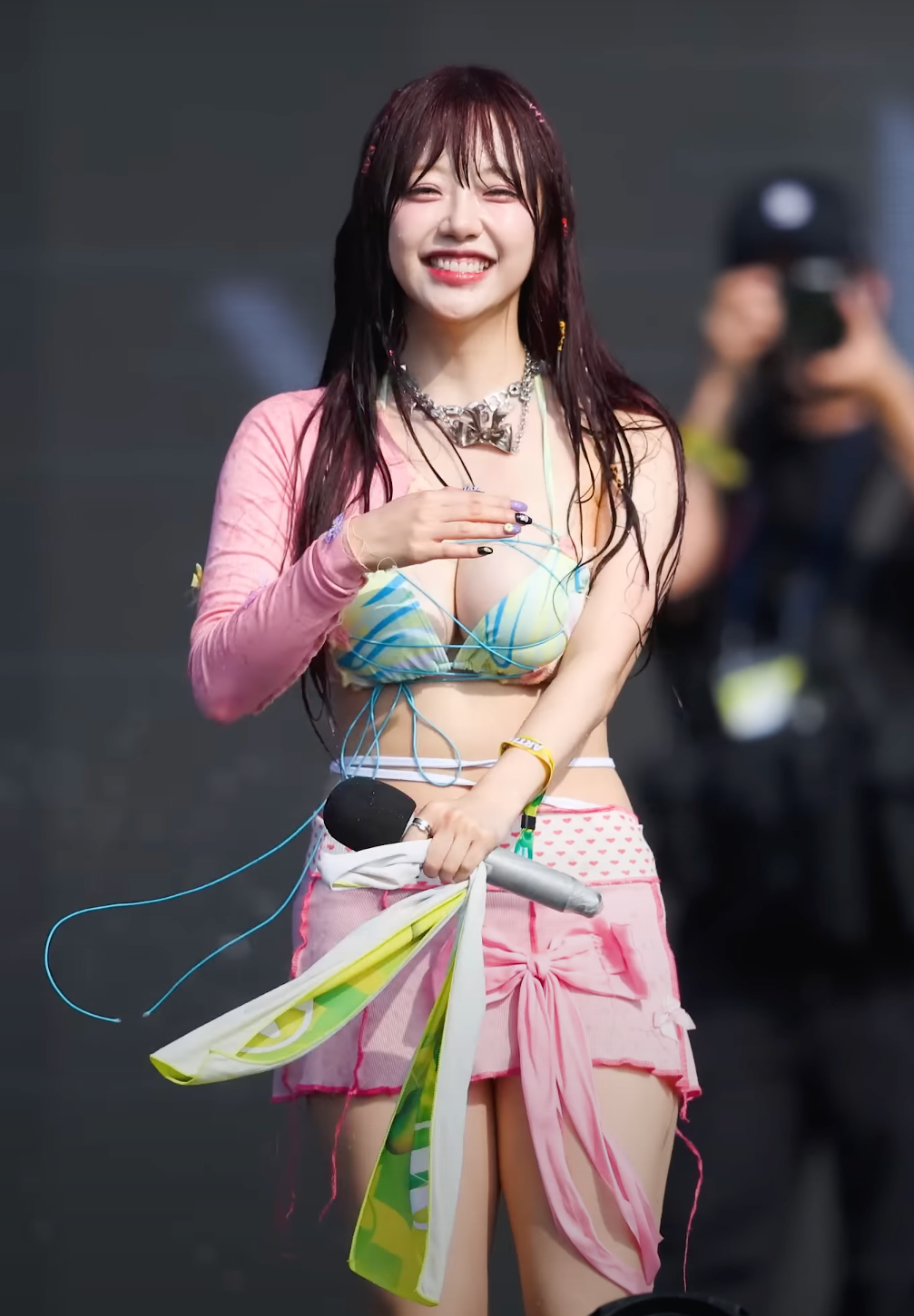 Jeewon sinh năm 1999, từng có thời gian hoạt động trong nhóm Good Day. Năm 2020, cô ra mắt trong nhóm nhạc 7 thành viên Cigntaure, gồm Jeewon, Chaesol, Ye Ah, Semi, Belle, Seline và Sunn. Chỉ sau một năm, Sunn và Ye Ah rời nhóm, Cigntaure bổ sung thêm Dohee.