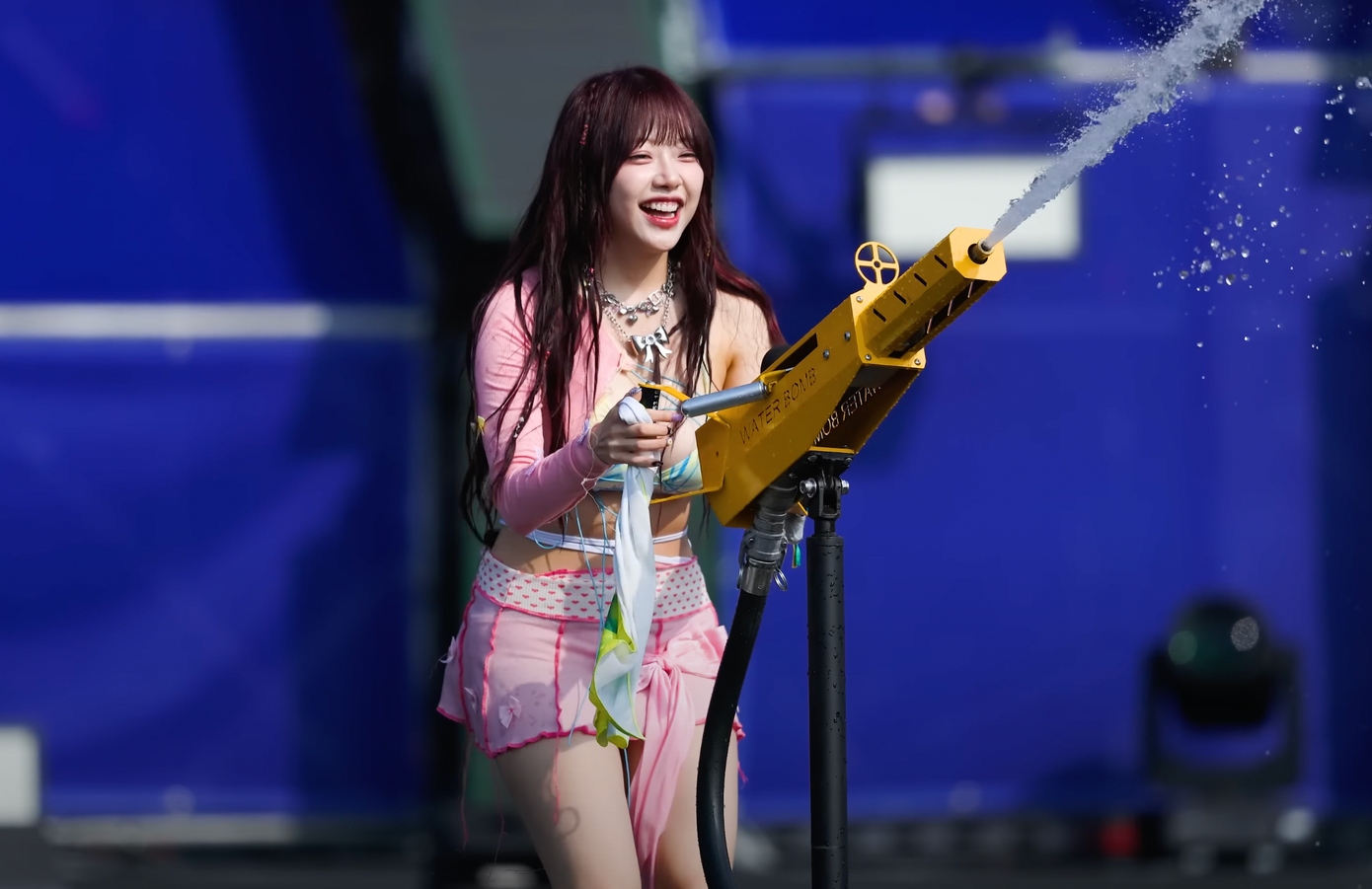 “Nụ cười của cô ấy thật tươi tắn, nhưng trang phục này hơi quá lố”, “Tôi hy vọng cô ấy thành công. Tôi cũng hy vọng công ty của Jeewon giỏi về kiện tụng, vì gần đây tình trạng quấy rối tình dục trên các trang web dành cho nam giới và trên YouTube trong các video của cô ấy thực sự nghiêm trọng”, “Jeewon đã có 7 năm trong sự nghiệp. Có rất nhiều album họ đã phát hành trong thời gian này, họ hẳn đã làm hầu hết mọi thứ nhưng chẳng ai quan tâm, chỉ khi Jeewon tham gia Waterbomb”… bình luận của khán giả để lại.