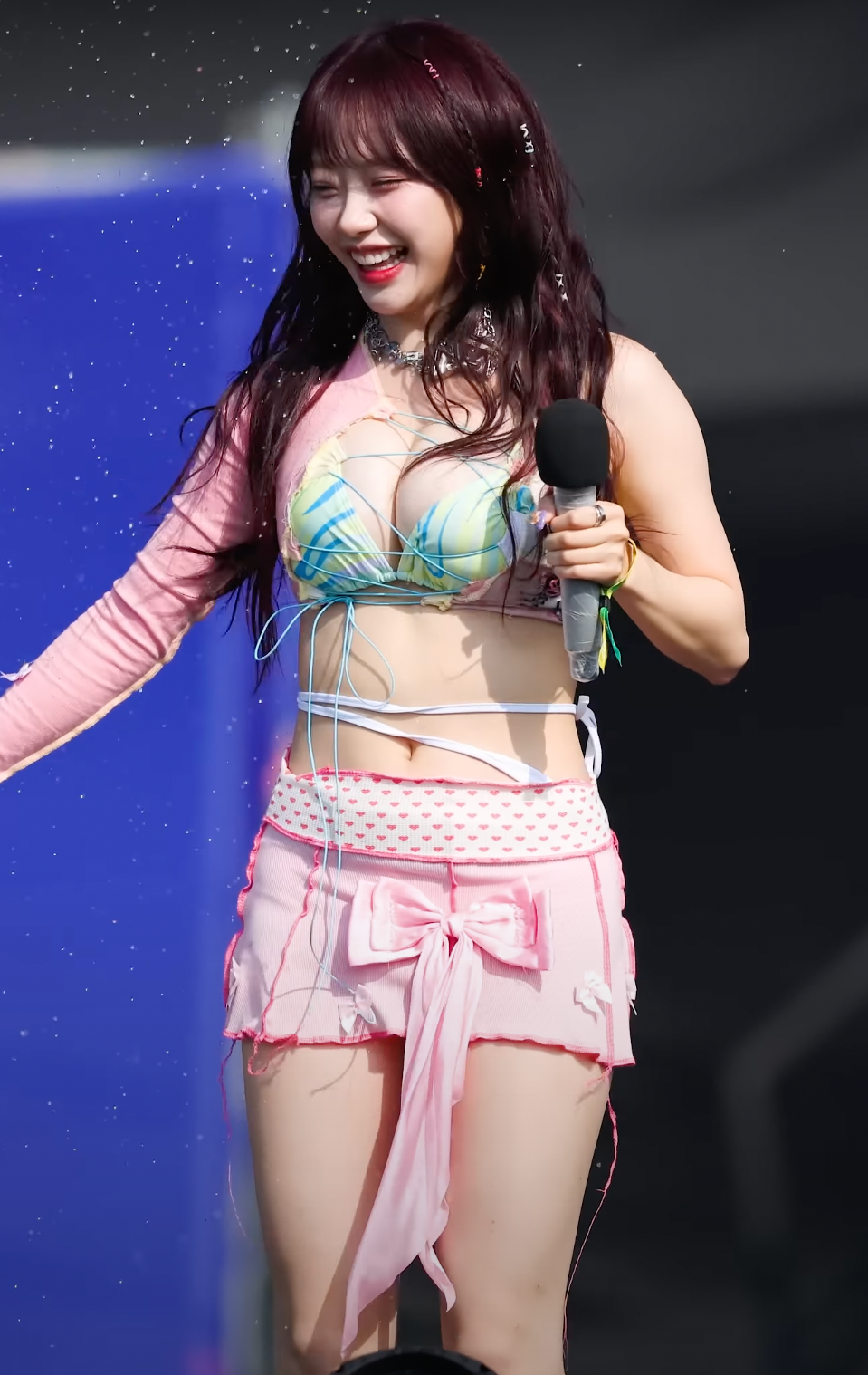 Waterbomb là sự kiện âm nhạc lớn ở Hàn Quốc, nơi các nghệ sĩ mặc đồ gợi cảm, diễn và chơi cùng nước. Có nhiều tranh cãi về trang phục trong nhạc hội, nhưng nhìn chung, các thần tượng diện đồ hở bạo thường được quan tâm hơn cả.