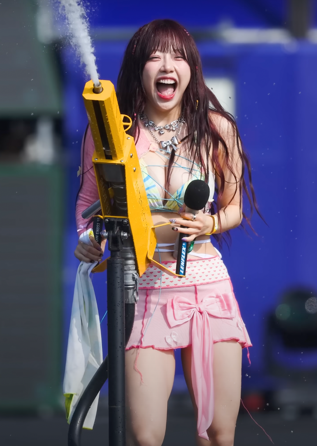 Jeewon sinh năm 1999, từng có thời gian hoạt động trong nhóm Good Day. Năm 2020, cô ra mắt trong nhóm nhạc 7 thành viên Cigntaure, gồm Jeewon, Chaesol, Ye Ah, Semi, Belle, Seline và Sunn. Chỉ sau một năm, Sunn và Ye Ah rời nhóm, Cigntaure bổ sung thêm Dohee.