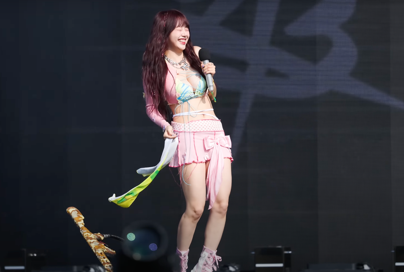 “Nụ cười của cô ấy thật tươi tắn, nhưng trang phục này hơi quá lố”, “Tôi hy vọng cô ấy thành công. Tôi cũng hy vọng công ty của Jeewon giỏi về kiện tụng, vì gần đây tình trạng quấy rối tình dục trên các trang web dành cho nam giới và trên YouTube trong các video của cô ấy thực sự nghiêm trọng”, “Jeewon đã có 7 năm trong sự nghiệp. Có rất nhiều album họ đã phát hành trong thời gian này, họ hẳn đã làm hầu hết mọi thứ nhưng chẳng ai quan tâm, chỉ khi Jeewon tham gia Waterbomb”… bình luận của khán giả để lại.