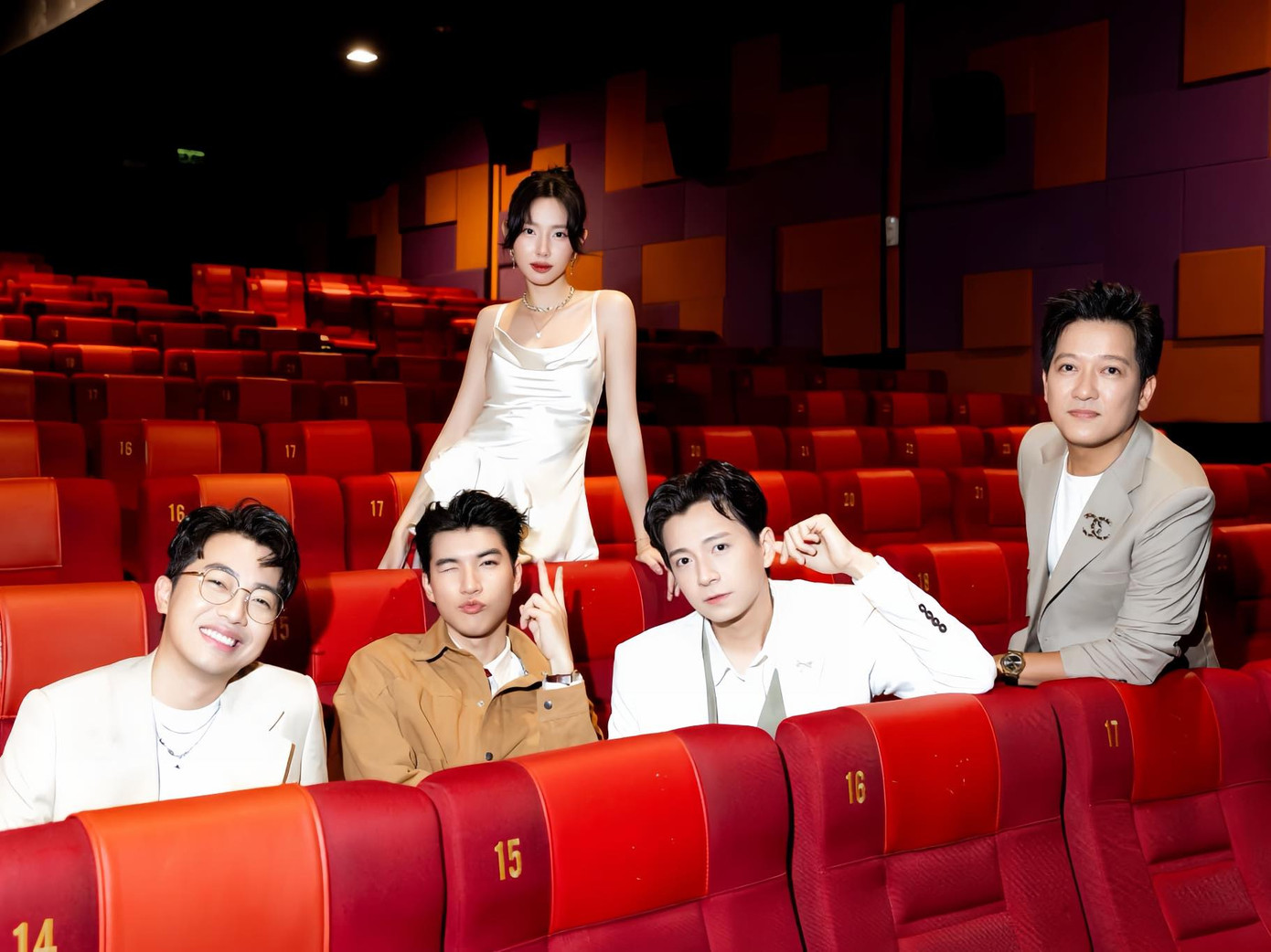 MC Hoàng Oanh nhận chỉ trích vì &quot;quên&quot; giới thiệu Cris Phan (bía trái) khi anh đi cùng dàn nghệ sĩ 2 Ngày 1 Đêm.