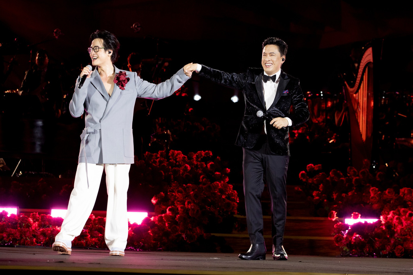 Hà Anh Tuấn và “anh hai” Lam Trường (ảnh trái) và màn kết hợp với Quang Hùng MasterD (phải). Hà Anh Tuấn và “anh hai” Lam Trường (ảnh trái) và màn kết hợp với Quang Hùng MasterD (phải).