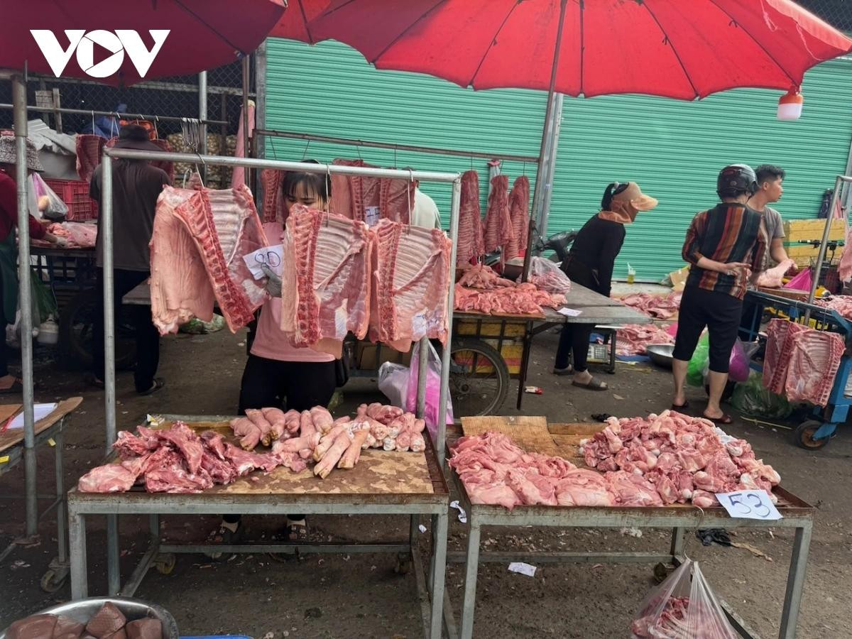 Giá sườn heo là 80.000 đồng/kg còn xương là 53.000 đồng