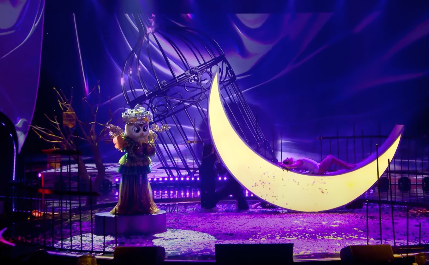 Sân khấu Bậu ơi đừng khóc của Cú Tây Bắc gây xúc động. Sân khấu Bậu ơi đừng khóc của Cú Tây Bắc gây xúc động.