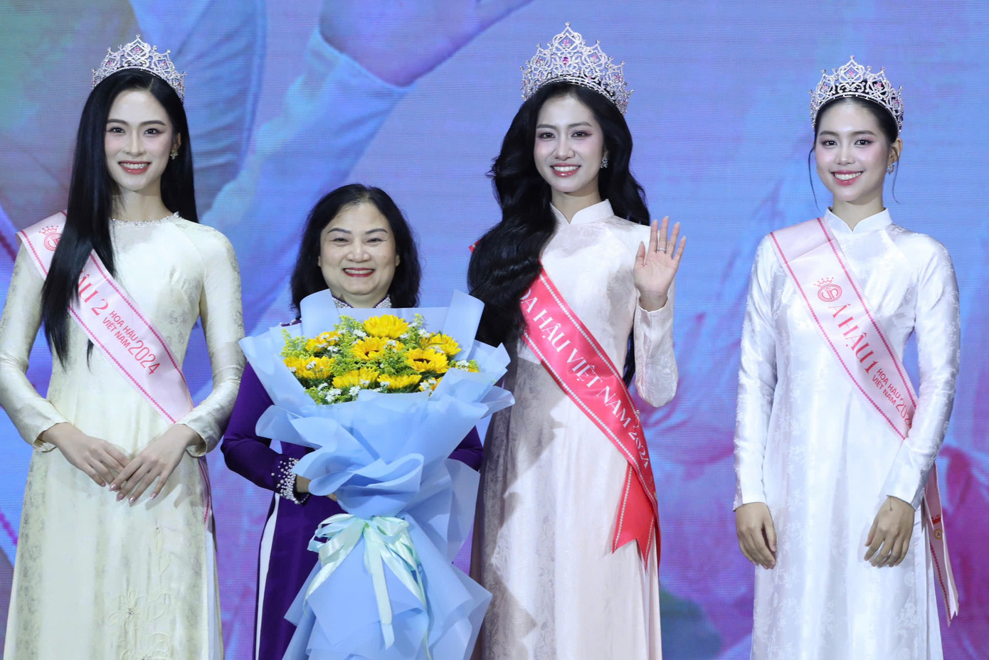 Nhan sắc rạng rỡ của Top 3 Hoa hậu Việt Nam. Các người đẹp chọn áo dài nền nã trong buổi gặp gỡ đặc biệt cùng sinh viên Trường ĐH Tài chính - Marketing. Ảnh: Dương Triều.