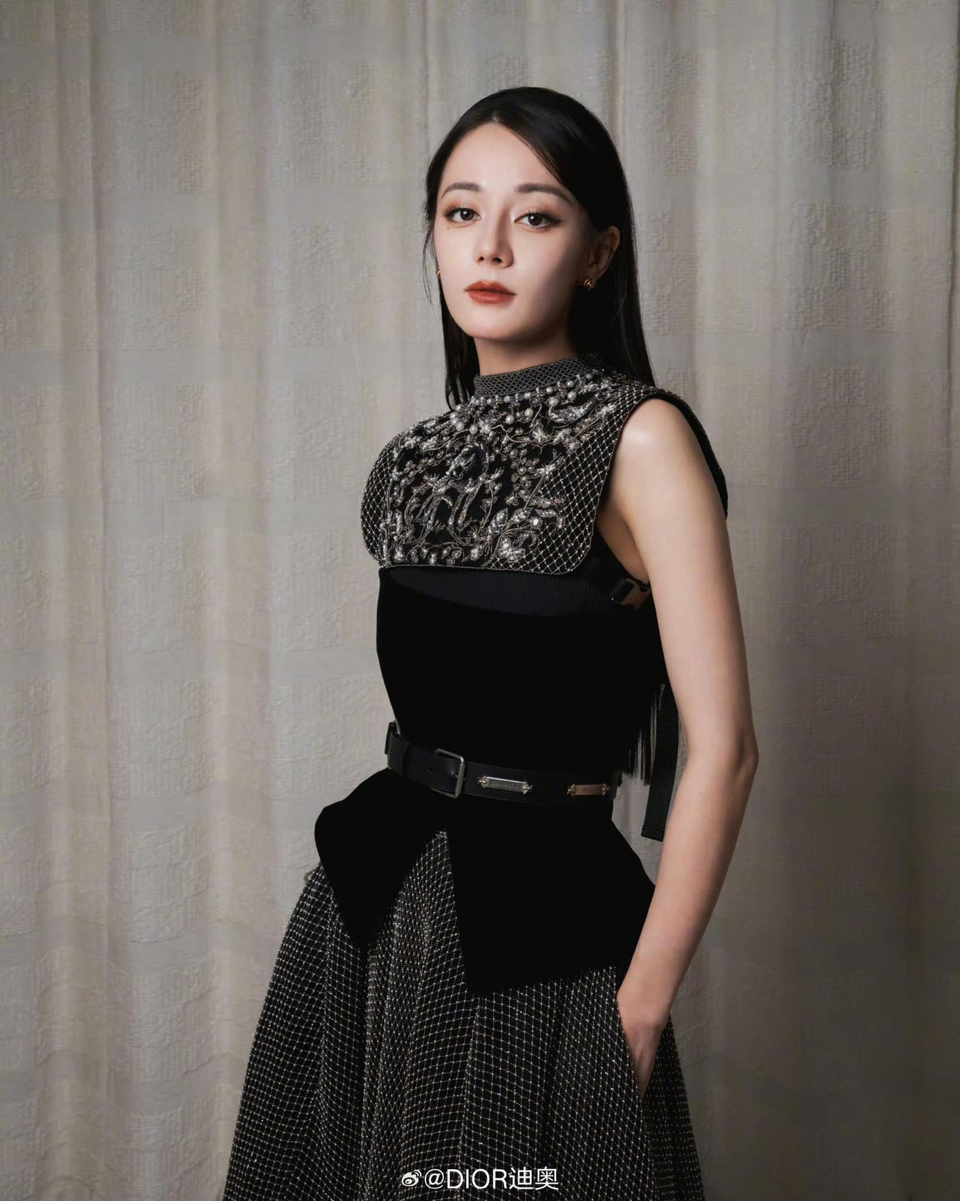 Giống với Jisoo, Địch Lệ Nhiệt Ba cũng là Đại sứ toàn cầu nhưng đãi ngộ của hai bên vẫn có sự khác biệt. Nhiều khán giả cho rằng Jisoo được giám đốc truyền thông săn đón từ thảm đỏ, ngồi cạnh CEO thương hiệu, mặc đồ đang diễn ở sàn runaway. Về phía Nhiệt Ba, cô ngồi đầu hàng cùng siêu mẫu Natalia Vodianova, diễn viên Natalie Portman.