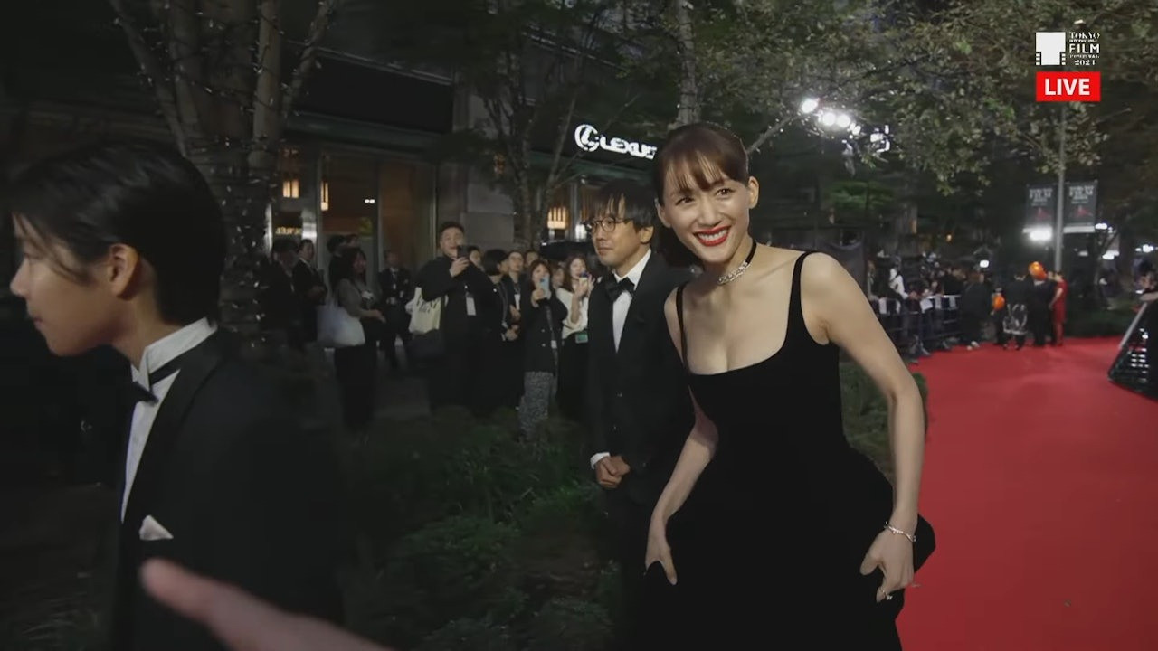 Sao nữ &quot;quyến rũ nhất Nhật Bản&quot; nổi bật tại sự kiện. Mỹ nhân 39 tuổi có lượng fan đông đảo, tên tuổi của cô gắn liền với nhiều tác phẩm như Tiếng gọi tình yêu giữa lòng thế giới, Bạch dạ hành, Đi trong đêm trắng, Thiên đường và địa ngục: Hoán đổi linh hồn…