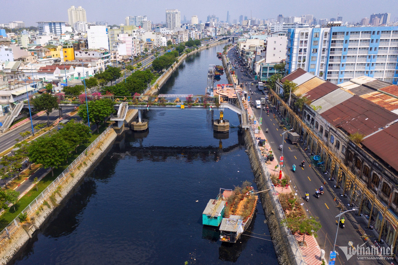 Hiện tại, bến Bình Đông vẫn còn khá vắng ghe thuyền. Chợ hoa nơi đây bắt đầu từ 25 đến ngày 30 tháng Chạp. Ngoài buôn bán còn có nhiều hoạt động khác như phố ông đồ, đờn ca tài tử trên ghe, lân sư rồng tại sân khấu chính, hội thi cắm hoa, mâm ngũ quả...