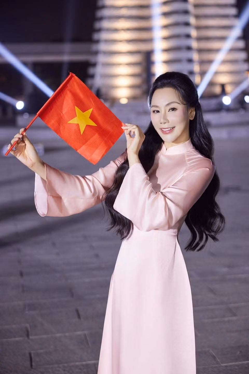 Hồ Quỳnh Hương ghi hình tại Yên Tử.