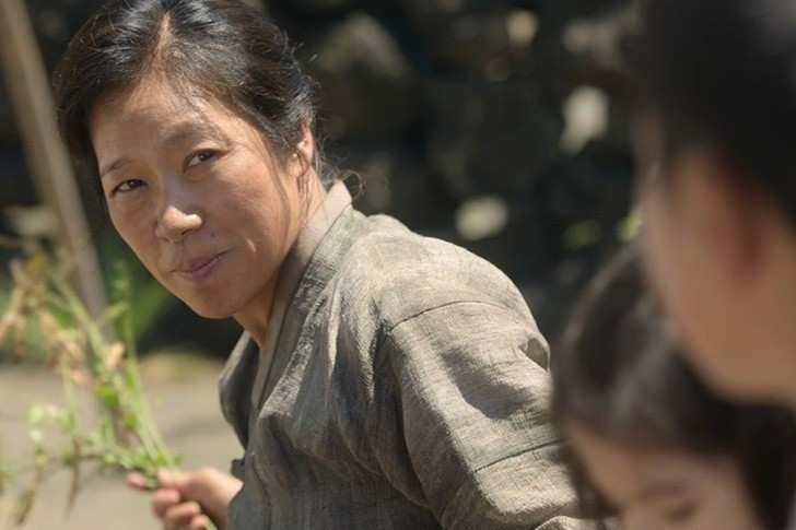 Xuyên suốt 16 tập phim kể câu chuyện về ba thế hệ phụ nữ, từ Ae Sun sinh ra trên đảo Jeju, đến mẹ và con gái cô. Xuyên suốt 16 tập phim kể câu chuyện về ba thế hệ phụ nữ, từ Ae Sun sinh ra trên đảo Jeju, đến mẹ và con gái cô.