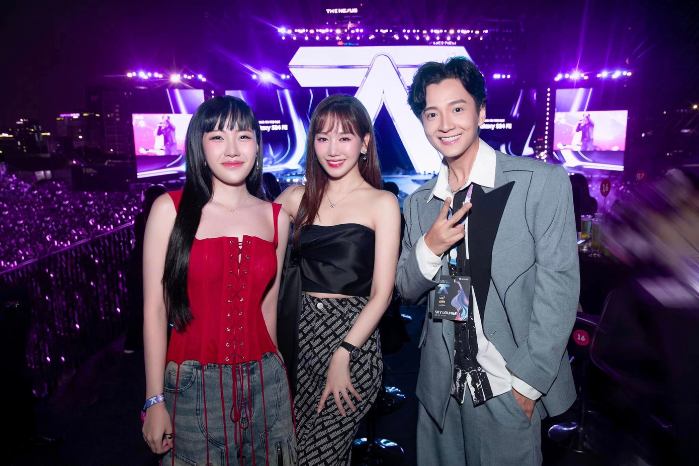 Người nổi tiếng đều tập trung ở hạng vé cao nhất là 10 triệu đồng mang tên SKY LOUNGE. Hạng vé này có tầm nhìn đẹp, quà tặng mang về và nước phục vụ tại khu vực sân khấu. Người nổi tiếng đều tập trung ở hạng vé cao nhất là 10 triệu đồng mang tên SKY LOUNGE. Hạng vé này có tầm nhìn đẹp, quà tặng mang về và nước phục vụ tại khu vực sân khấu.