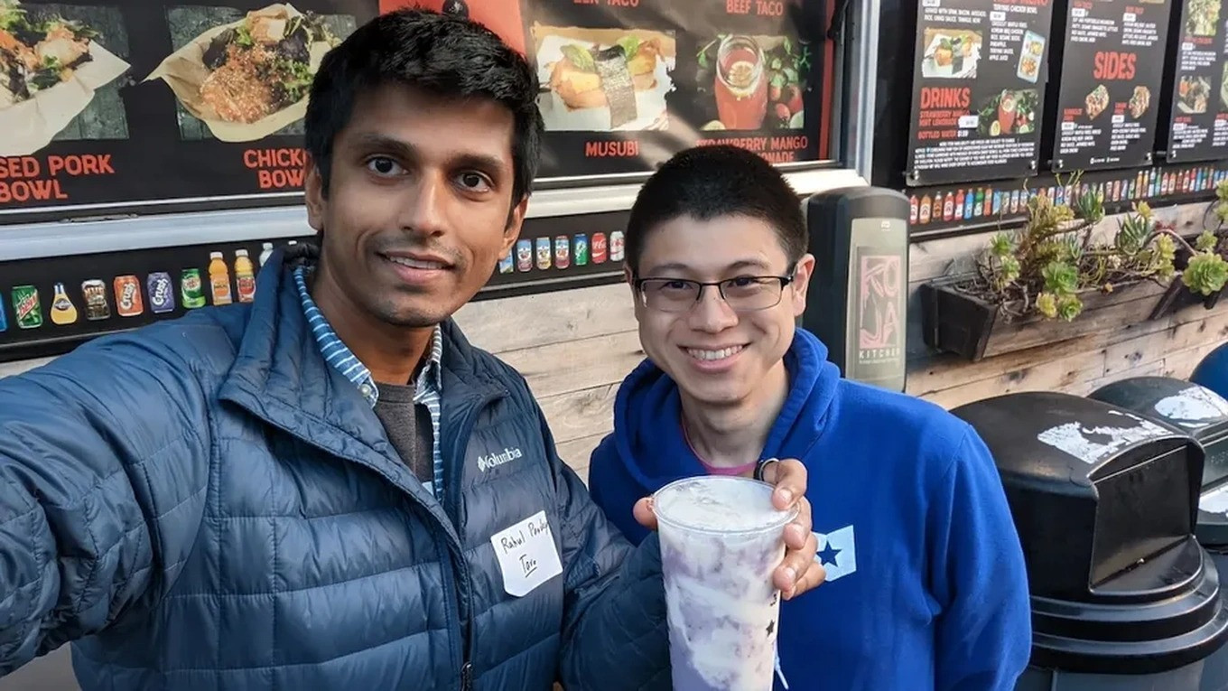 Rahul (trái) quyết định nghỉ việc để khởi nghiệp. (Ảnh: NetEase)