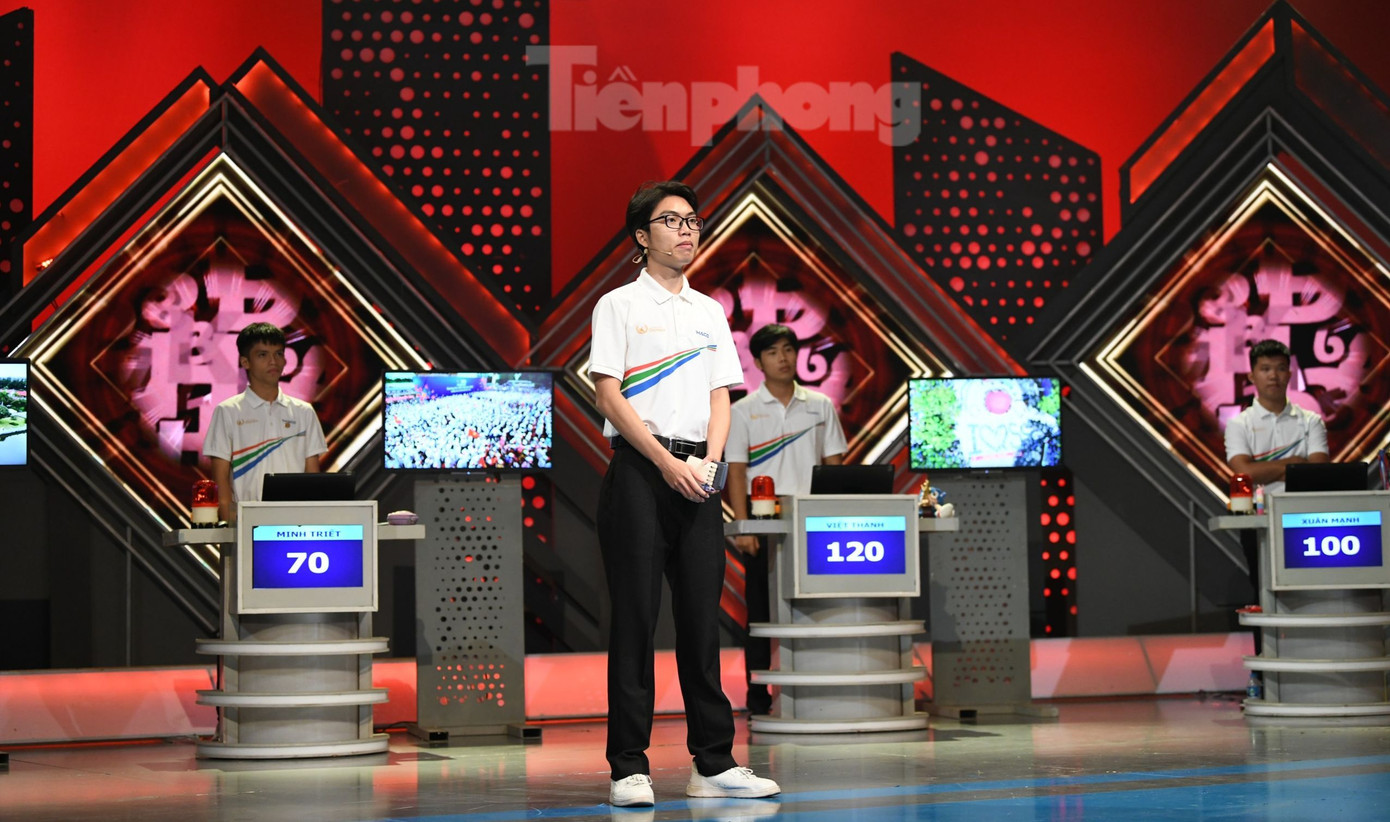 Nguyễn Trọng Thành (Trường THPT chuyên Trần Phú, Hải Phòng) là thí sinh đầu bước vào phần thi Về đích. Thí sinh chọn gói câu hỏi an toàn 3 câu 20 điểm khi đang có lợi thế dẫn đầu. Trọng Thành trả lời đúng ở câu sử dụng ngôi sao hy vọng nhưng sai hai câu đầu. Kết thúc phần thi, Trọng Thành giữ nguyên số điểm 165