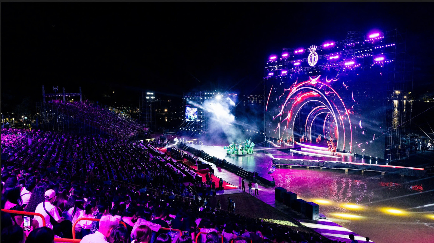 Sự hoành tráng của sân khấu chung kết Hoa hậu Việt Nam 2024 trên sông Hương. Sự hoành tráng của sân khấu chung kết Hoa hậu Việt Nam 2024 trên sông Hương.