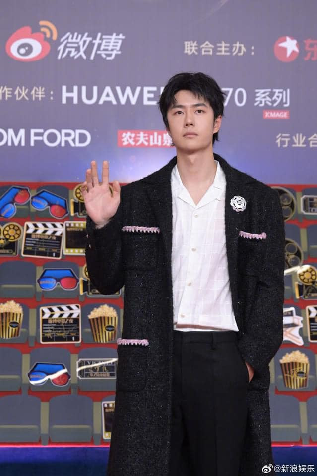 Vương Nhất Bác xuất hiện trên thảm đỏ đêm hội điện ảnh Weibo với gương mặt nhợt nhạt. Fan cho biết nam diễn viên để mặt mộc hoàn toàn, anh nhanh chóng trở thành chủ đề nóng trên hot search Weibo. Nhiều người khen ngôi sao Trần tình lệnh thể trạng tốt, da đẹp, tuy nhiên có ý kiến cho rằng không trang điểm khiến Vương Nhất Bác kém sắc và già hơn tuổi 27.