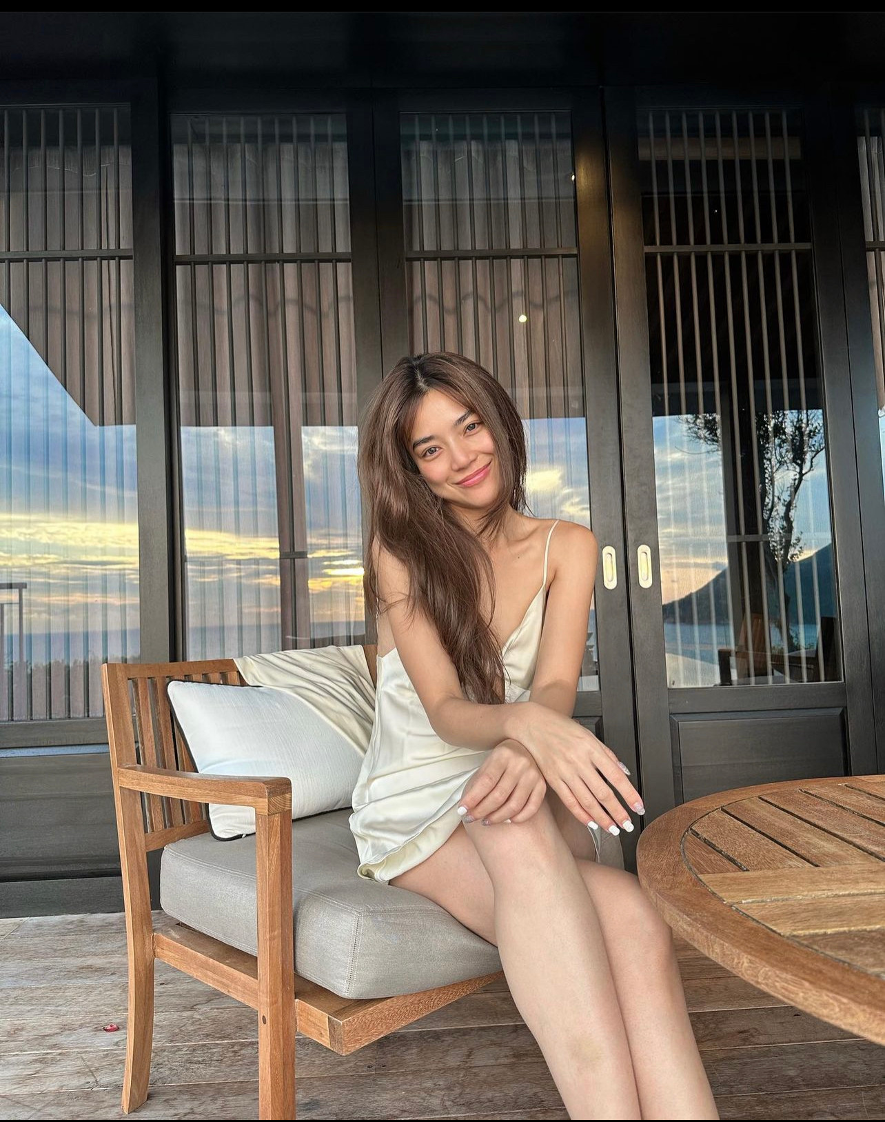 Xả hơi trong kỳ nghỉ tự thưởng cho bản thân, nữ diễn viên có nhiều thời gian cho bạn bè, gia đình. Cô chia sẻ video đắm mình trong thiên nhiên, ngồi nghe nhạc và sáng tác: “Tôi vui được viết lại. Lần này tôi viết bằng niềm hạnh phúc khi tới đây. Có thời gian giải lao nên cố gắng viết bài ‘Love Story’ phiên bản tiếng Anh”.