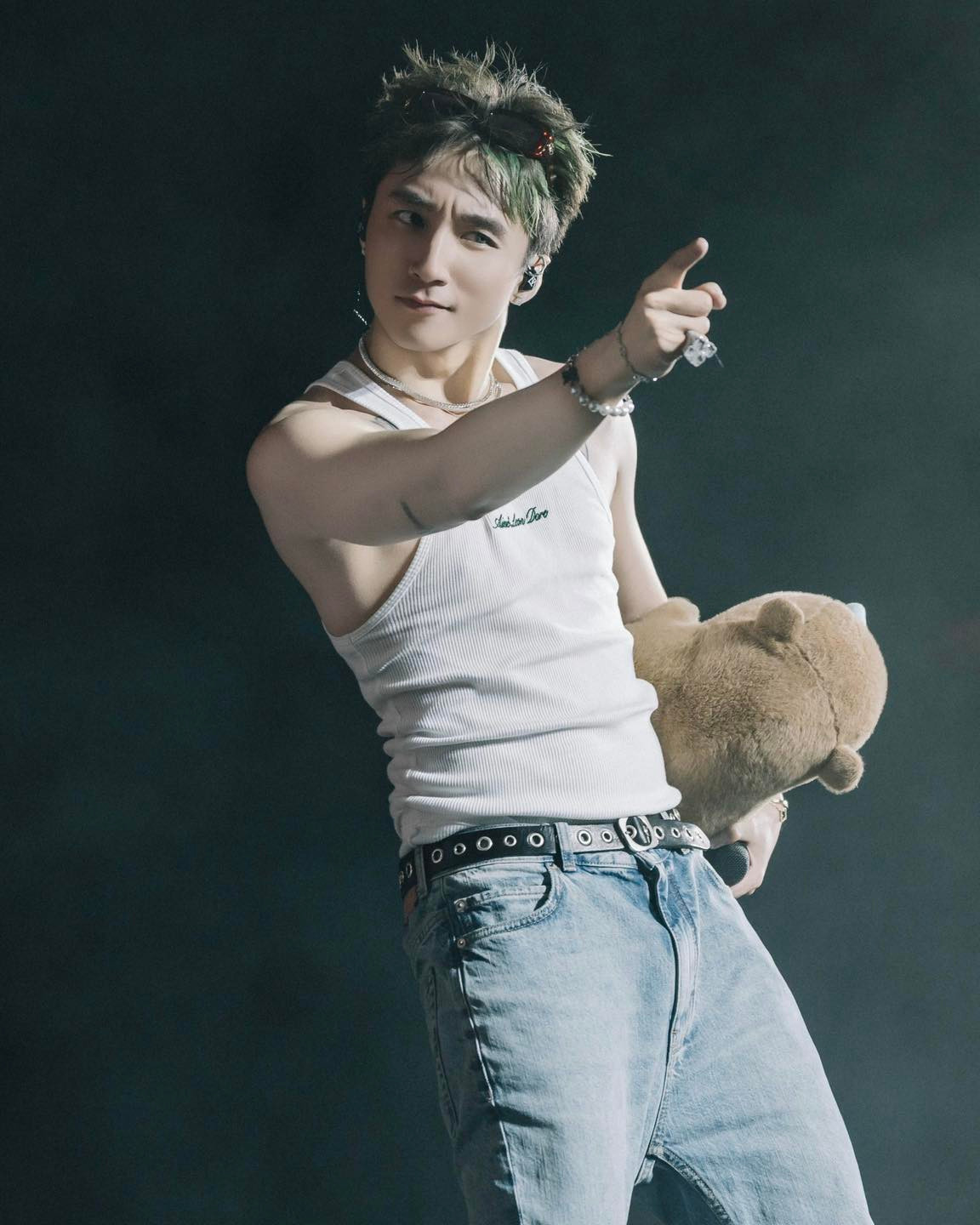 Sơn Tùng M-TP gây sốt với kiểu tóc mới, mắt đeo lens xanh một bên. Sơn Tùng M-TP gây sốt với kiểu tóc mới, mắt đeo lens xanh một bên.