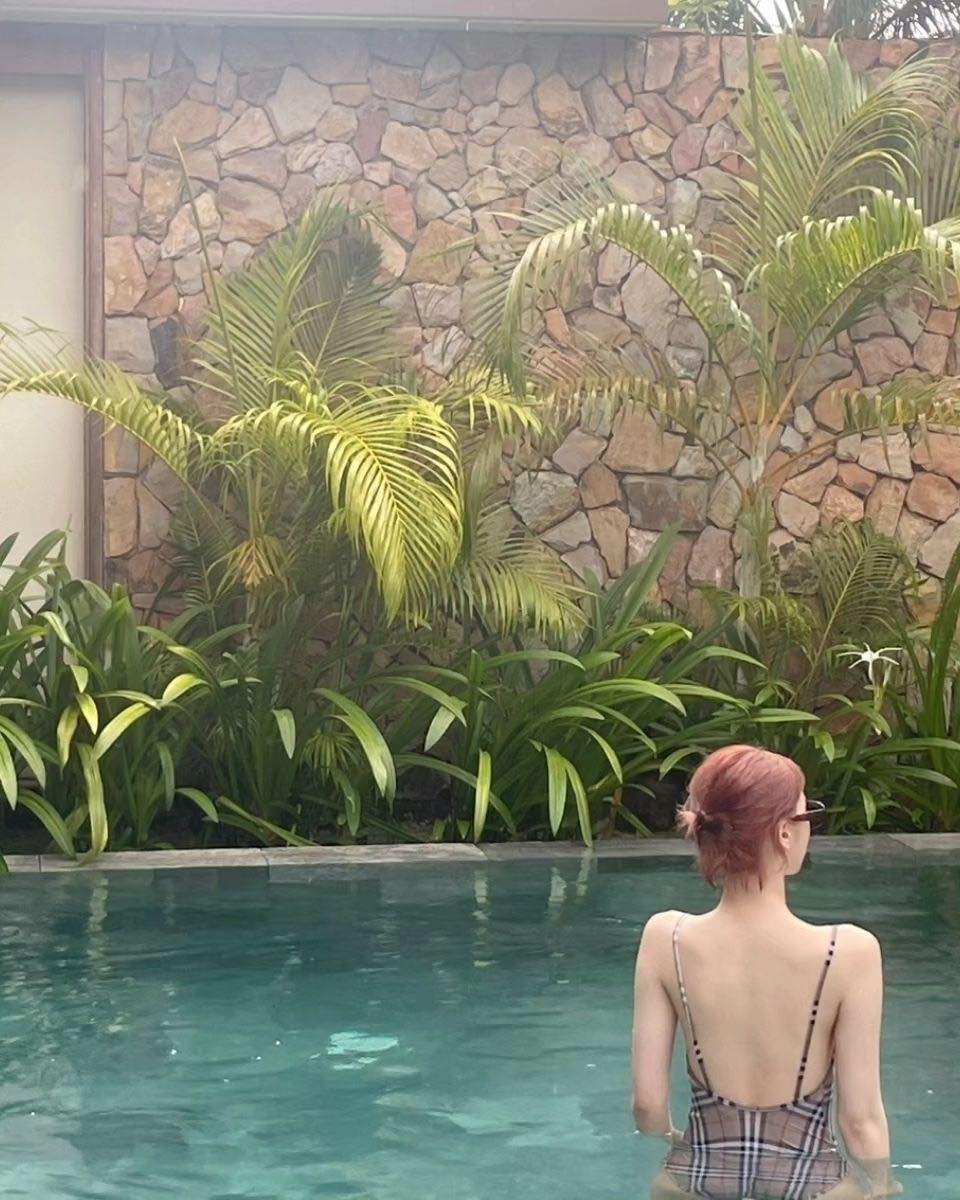 Nữ ca sĩ sinh năm 2000 khoe vóc dáng thon gọn bên hồ bơi.