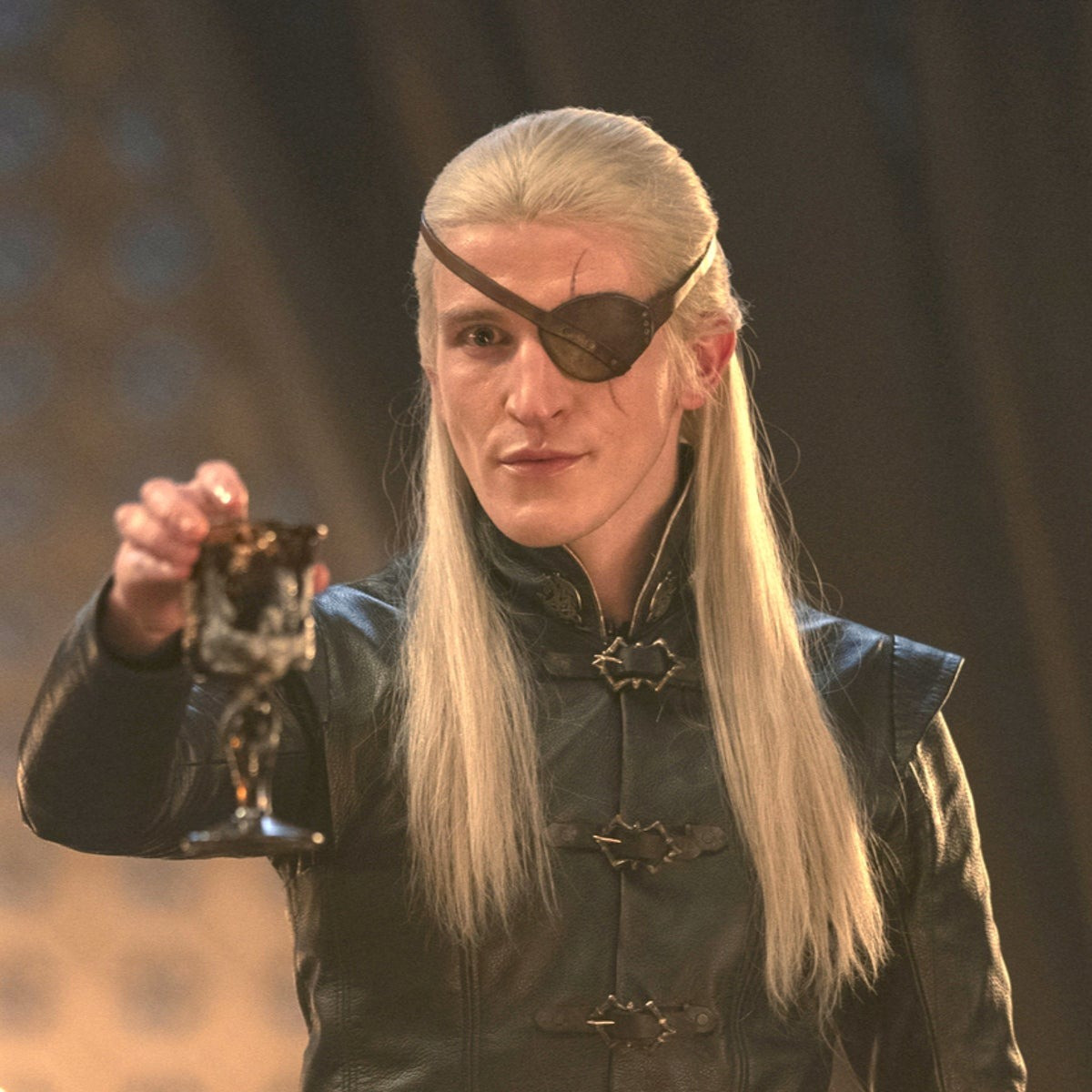 Ewan Mitchell trên phim và ngoài đời. Ewan Mitchell trên phim và ngoài đời.