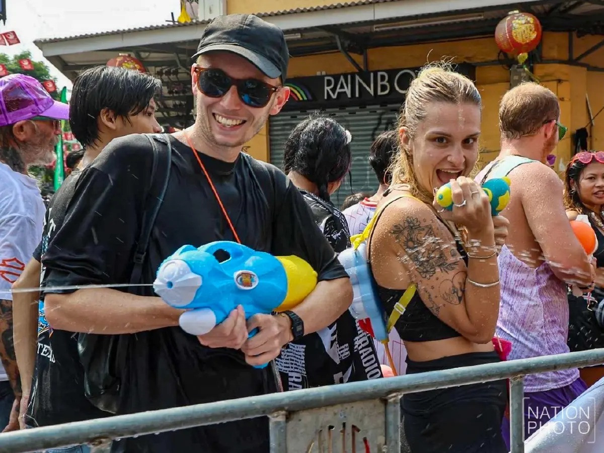 Ngày 14/04, ông Suriya Jungrungruangkit Bộ trưởng Bộ GTVT Thái Lan cho biết tổng số chuyến đi bằng phương tiện công cộng trong nước trong Lễ hội Songkran 2024 ba ngày gần nhất tăng 5,39% so với cùng kỳ năm 2023. Đối với hệ thống đường sắt có mức sử dụng dịch vụ cao nhất. Tiếp đến lần lượt là đường bộ, hàng không và đường thủy.