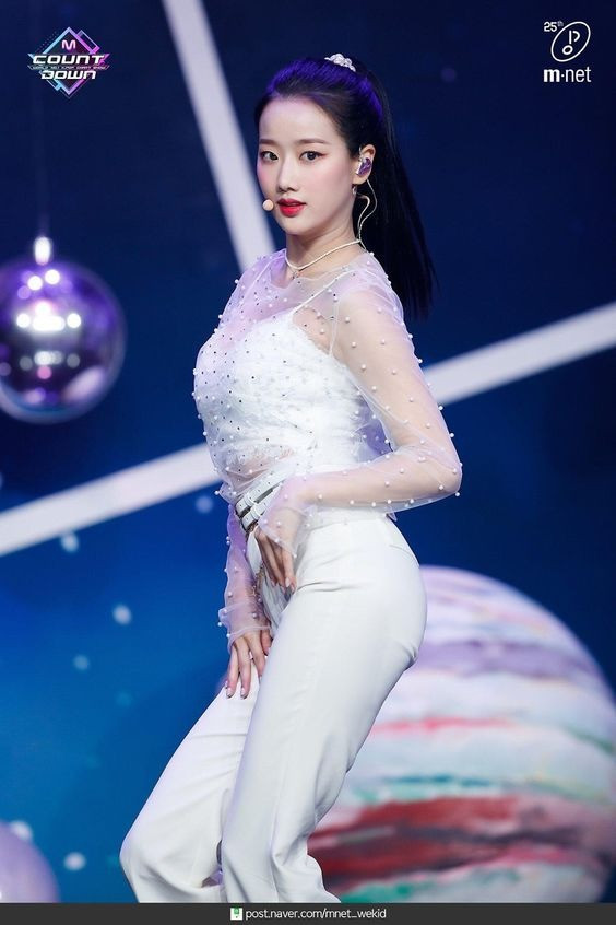 Sự nghiệp đang trên đà phát triển đã bị kéo xuống vực sâu khi cô vướng nghi vấn bắt nạt thành viên cùng nhóm. Cụ thể, một cư dân mạng tự xưng là là em trai của cựu thành viên April - Lee Hyun Joo - tố Naeun bắt nạt chị gái khiến cô này trầm cảm và từng có ý định tự vẫn.