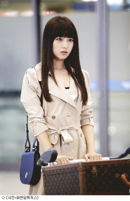 Khá giống với hình ảnh kiêu kỳ trong Queen of tears, vai tiểu thư Rachel Yoo trong The Heirs (Những người thừa kế) là cột mốc gây ấn tượng sâu đậm với khán giả. Nữ diễn viên không đóng chính nhưng vẫn gây chú ý vì dung mạo ngọt ngào, kiêu sa đúng chất con cái gia tộc thượng lưu. Thời điểm nhận vai diễn này, Ji Won 22 tuổi. Khá giống với hình ảnh kiêu kỳ trong Queen of tears, vai tiểu thư Rachel Yoo trong The Heirs (Những người thừa kế) là cột mốc gây ấn tượng sâu đậm với khán giả. Nữ diễn viên không đóng chính nhưng vẫn gây chú ý vì dung mạo ngọt ngào, kiêu sa đúng chất con cái gia tộc thượng lưu. Thời điểm nhận vai diễn này, Ji Won 22 tuổi.